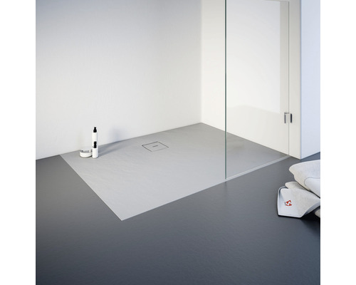 Ebenerdige Dusche mit Duschwanne und Duschabtrennung aus Glas