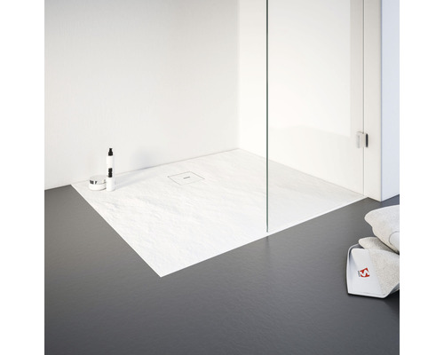 Badezimmer mit flacher Duschwanne und Glastrennwand