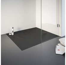 Ebenerdige Dusche mit Duschwanne aus Schieferstruktur und Glasduschwand