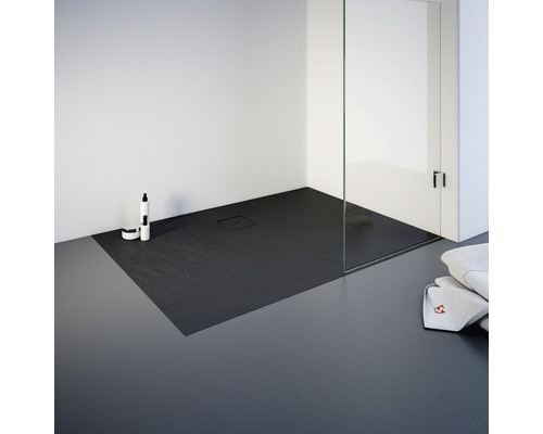 Ebenerdige Dusche mit Duschwanne aus Schiefer und Glasduschwand