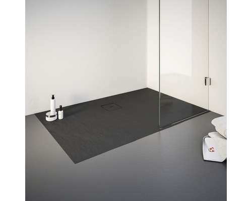 Ebenerdige Dusche mit Duschwanne aus Stein und Glaswand