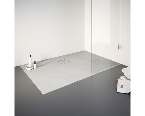 Badezimmer mit flacher Dusche, Duschabtrennung aus Glas und Pflegeprodukten