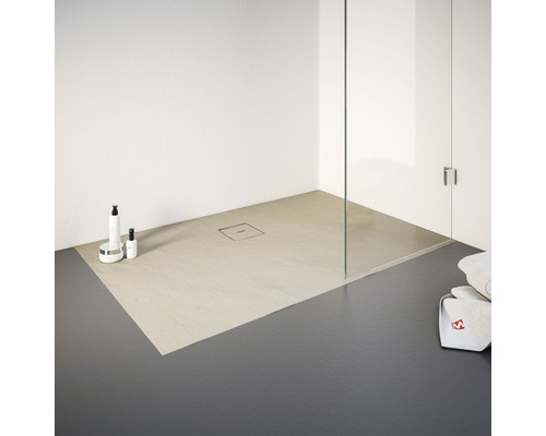 Begehbare Dusche mit flacher Duschwanne, Duschabtrennung und Ablauf