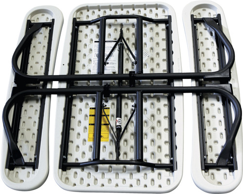 Zusammengeklappter Campingtisch mit schwarzem Metallgestell