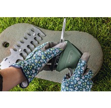 Gartenarbeitshandschuhe und Bosch Logo auf Strauchschere