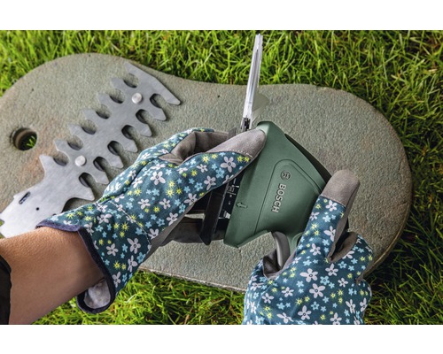 Gartenarbeitshandschuhe und Bosch Logo auf Strauchschere