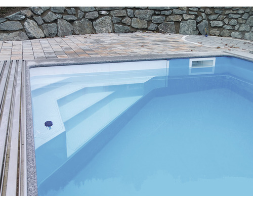 Schwimmbecken mit Treppe und Beckenabdeckung