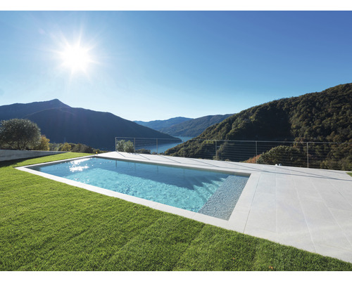 Pool mit Bergkulisse und strahlendem Himmel