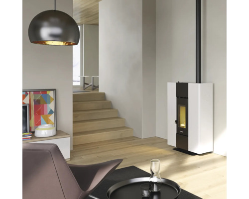 Wohnzimmer mit Pelletofen und Treppe