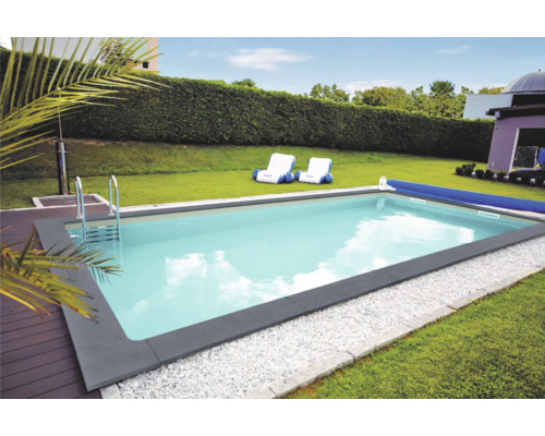 Schwimmbecken im Garten mit Leiter, Abdeckung und zwei Liegestühlen