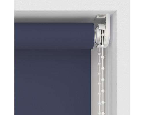 Blaues Rollo mit Kettenzug am Fenster