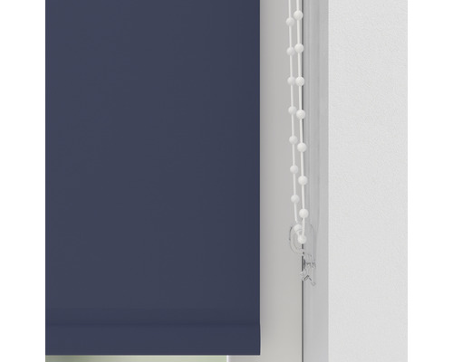 Blaues Rollo mit Kettenzug vor einem Fenster.