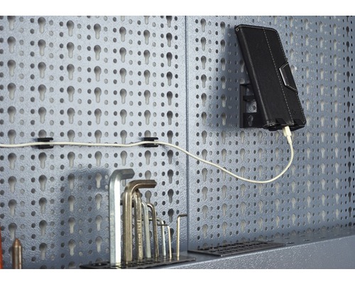 Lochwand mit Werkzeugen, einem Tablet und einem Ladekabel.