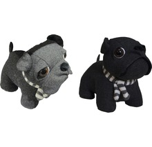 Zwei Stofftier-Bulldoggen mit Schal