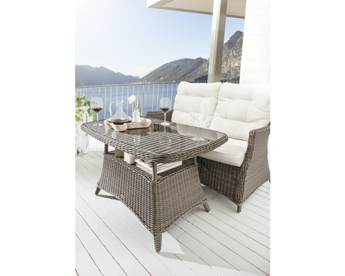 Gartensitzgruppe mit Rattanmöbeln und Glasplatte auf der Terrasse mit Seeblick