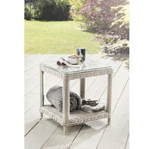 Gartentisch aus Rattan mit Glasplatte, Ablagefläche und Gartenzubehör auf einer Terrasse