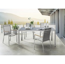 Gartenszene mit Esstisch und Stühlen auf einer Terrasse