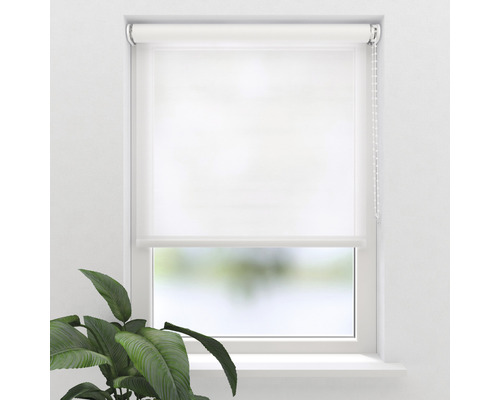 Weißes Rollo am Fenster zur Lichtsteuerung und Privatsphäre