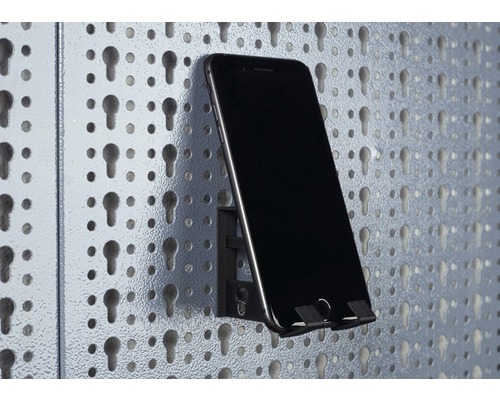 Telefonhalterung an einer Lochwand mit Mobiltelefon