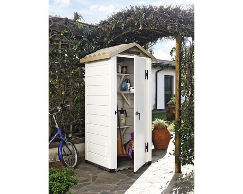 Gartenschrank mit geöffneten Türen im Garten