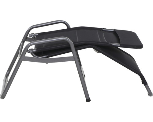 Zusammengeklappter Relaxsessel mit Stahlrahmen und Textilbezug