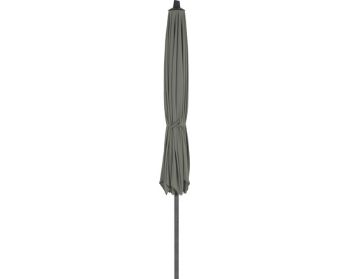 Geschlossener Gartenschirm mit Mast
