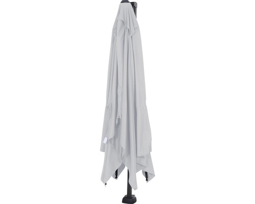 Geschlossener Sonnenschirm mit Ständer für den Garten