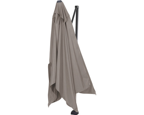 Geschlossener Ampelschirm mit Standfuß