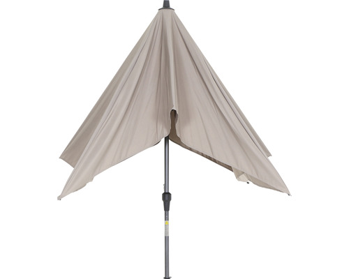 Halb geschlossener Sonnenschirm mit Ständer