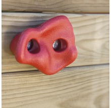 Roter Klettergriff aus Kunststoff an einer Holzwand