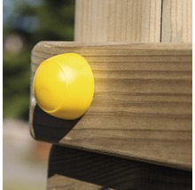 Gelbe Schutzkappe auf Holzpfosten