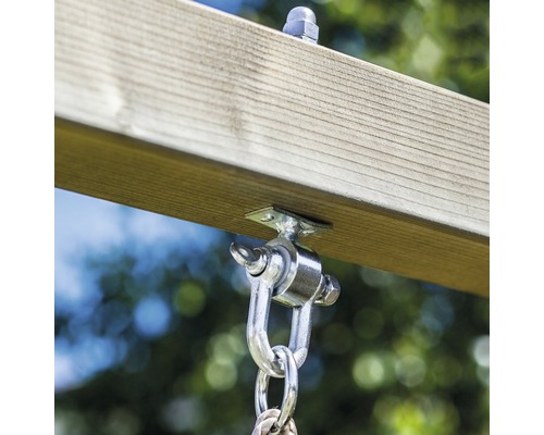 Detailaufnahme einer Schaukelbefestigung mit Karabinerhaken an einem Holzbalken
