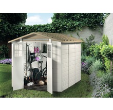 Gartenschuppen mit geöffneten Türen, gefüllt mit Garten- und Sportgeräten auf Rasen