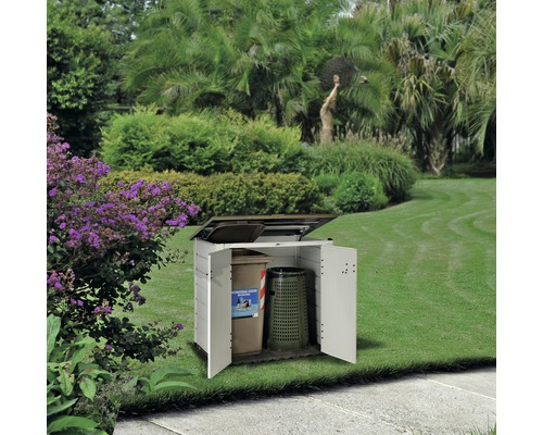 Geöffnete Mülltonnenbox aus Kunststoff mit zwei Mülltonnen im Garten.