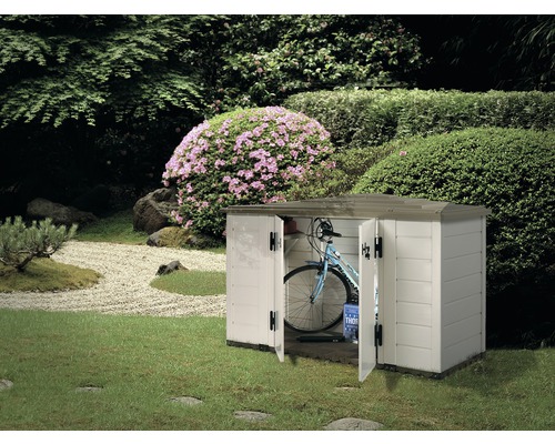 Gartenszene mit geöffnetem Geräteschuppen zur Aufbewahrung von Gartengeräten und Fahrrädern