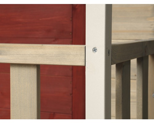 Detailansicht eines Holzhauses mit hellen Holzstreben und Schrauben