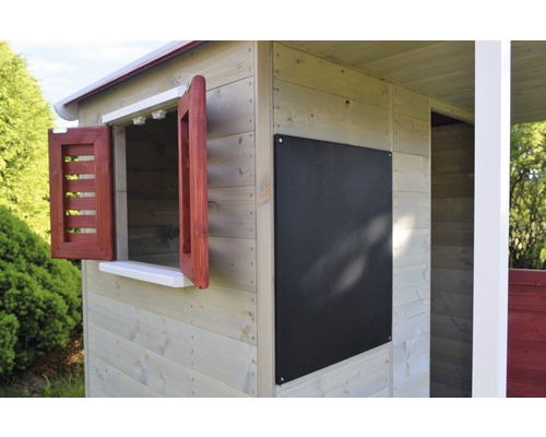 Detailansicht eines Holzspielhauses mit Fensterläden und Tafel