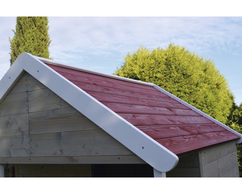 Detailansicht eines Spielhauses mit Holzdach und weißem Dachrand