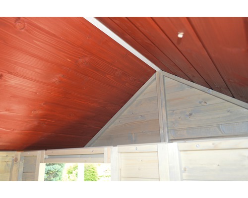 Innenansicht eines Gartenhauses mit Holzdach