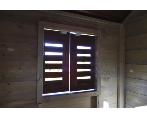 Holzfenster mit Lamellen in einem Holzhaus