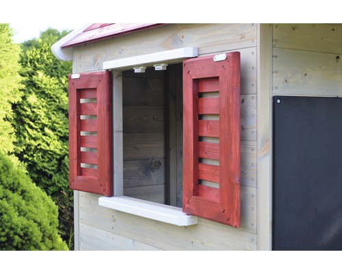 Detailansicht eines Spielhauses mit Fenster und roten Fensterläden