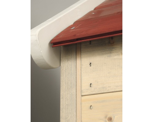 Detailansicht eines Insektenhotels mit rotem Dach und weißem Dachüberstand