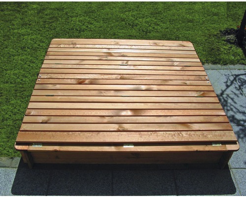 Abgedeckter Sandkasten aus Holz für den Garten
