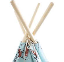 Detailansicht eines Kinder Tipis mit Holzstangen und Stoffbezug