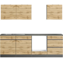 Küchenzeile mit Ober- und Unterschränken in Holzoptik und grauer Arbeitsplatte