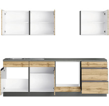 Küchenzeile mit Spüle, Kochfeld, Ober- und Unterschränken