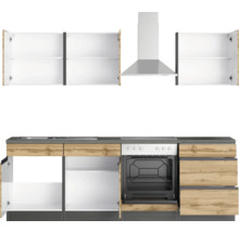 Küchenzeile mit Ober- und Unterschränken sowie Dunstabzugshaube.