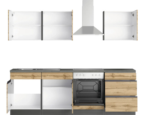 Küchenzeile mit Ober- und Unterschränken sowie Dunstabzugshaube.