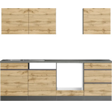 Küchenzeile mit Hängeschränken und Einbauherd