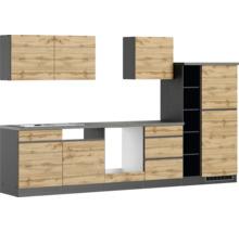 Komplette Küchenzeile mit Unter- und Oberschränken in Holzoptik und grauen Elementen